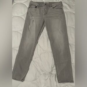Women’s Banana Republic Skinny Distressed Jeans. Gray. Size 31.